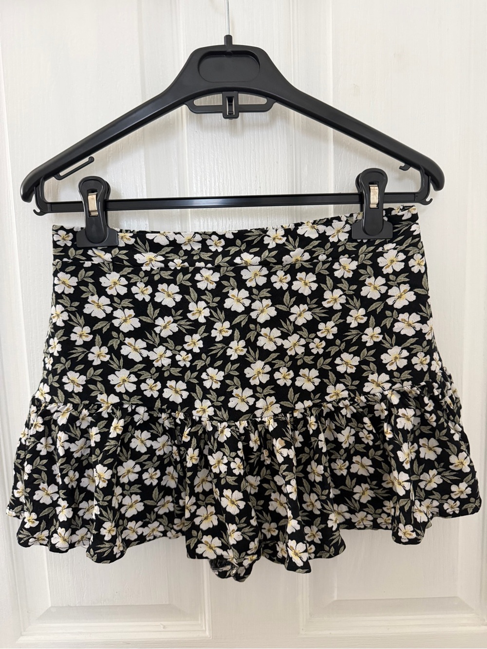 Forever 21 Black Floral Ruffle Mini Skort - White & Yellow Daisy Print